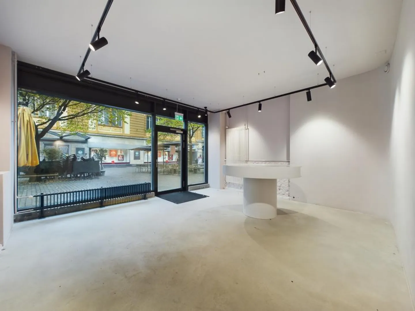 SPAZIO COMMERCIALE MODERNO E IDEALMENTE SITUATO - Foto 3 di 10