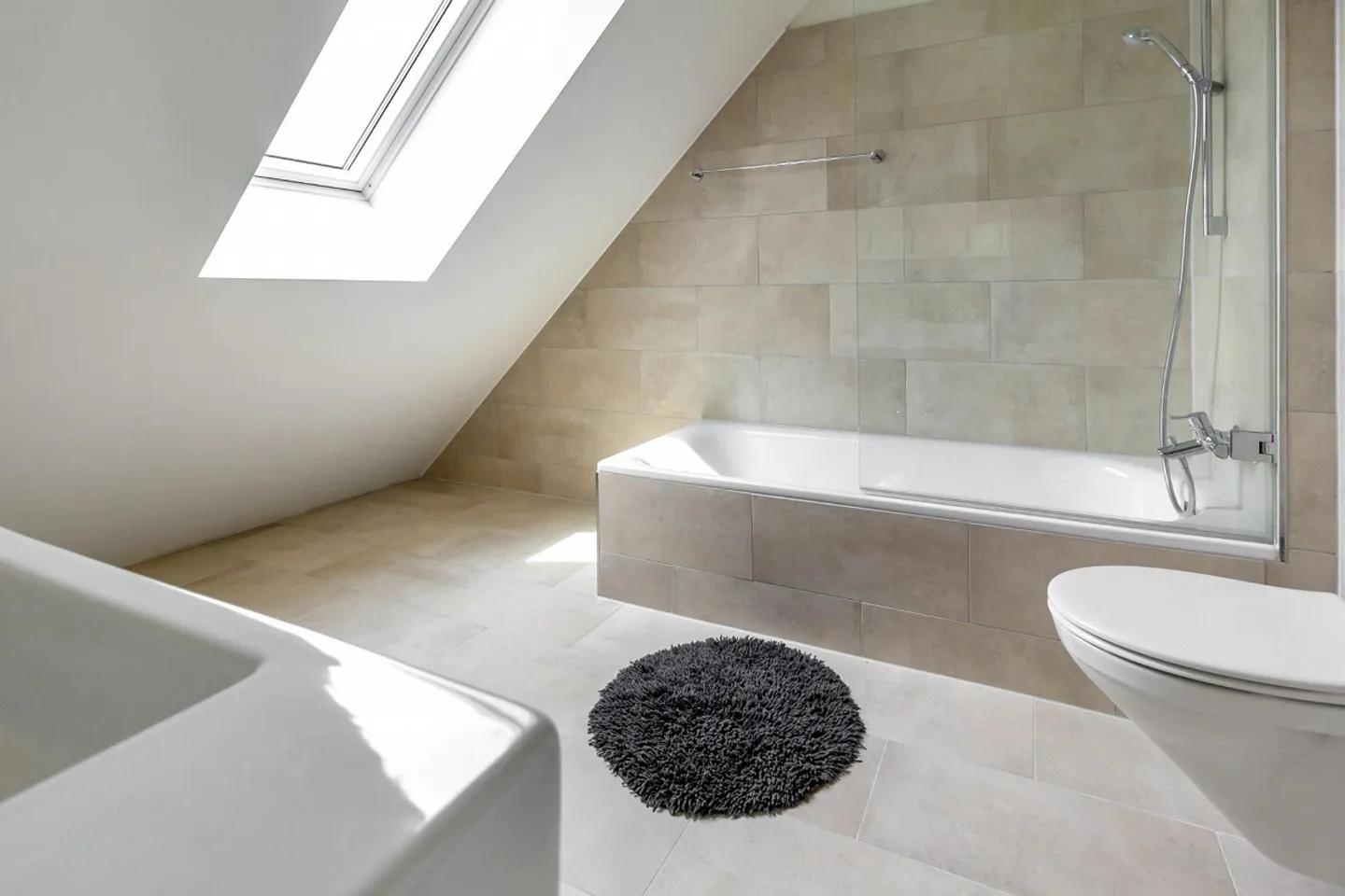 Quality of life in greenery and near the lake - Photo 2 of 5