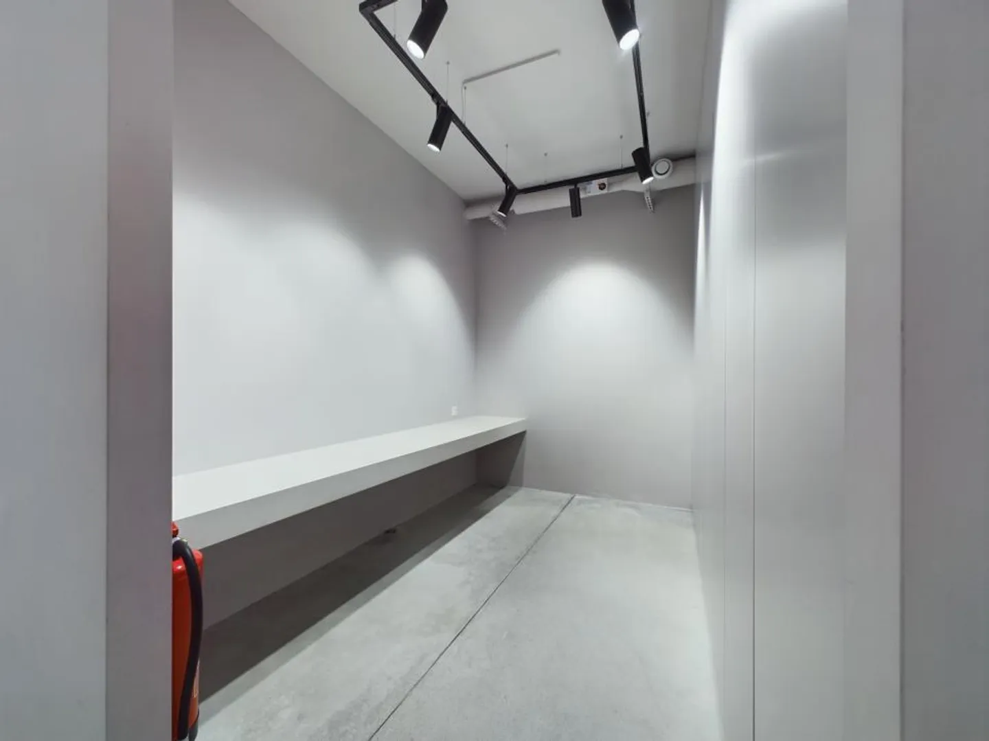 SPAZIO COMMERCIALE MODERNO E IDEALMENTE SITUATO - Foto 6 di 10