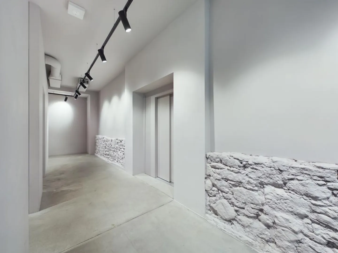SPAZIO COMMERCIALE MODERNO E IDEALMENTE SITUATO - Foto 7 di 10