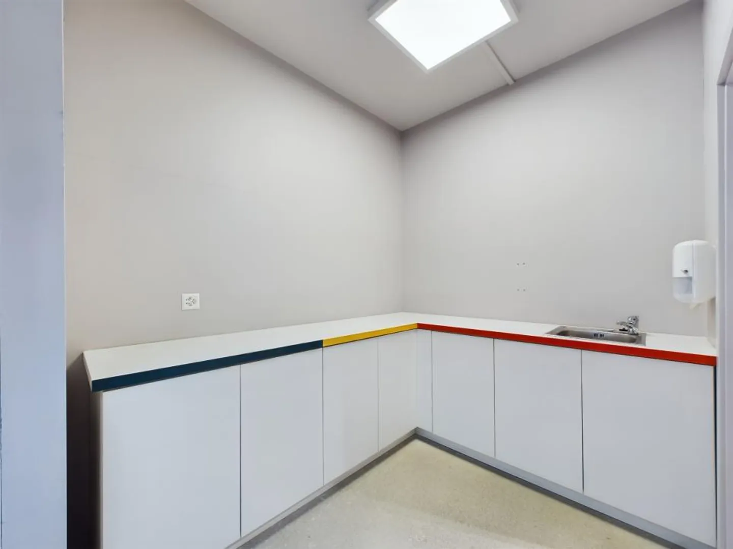 SPAZIO COMMERCIALE MODERNO E IDEALMENTE SITUATO - Foto 10 di 10
