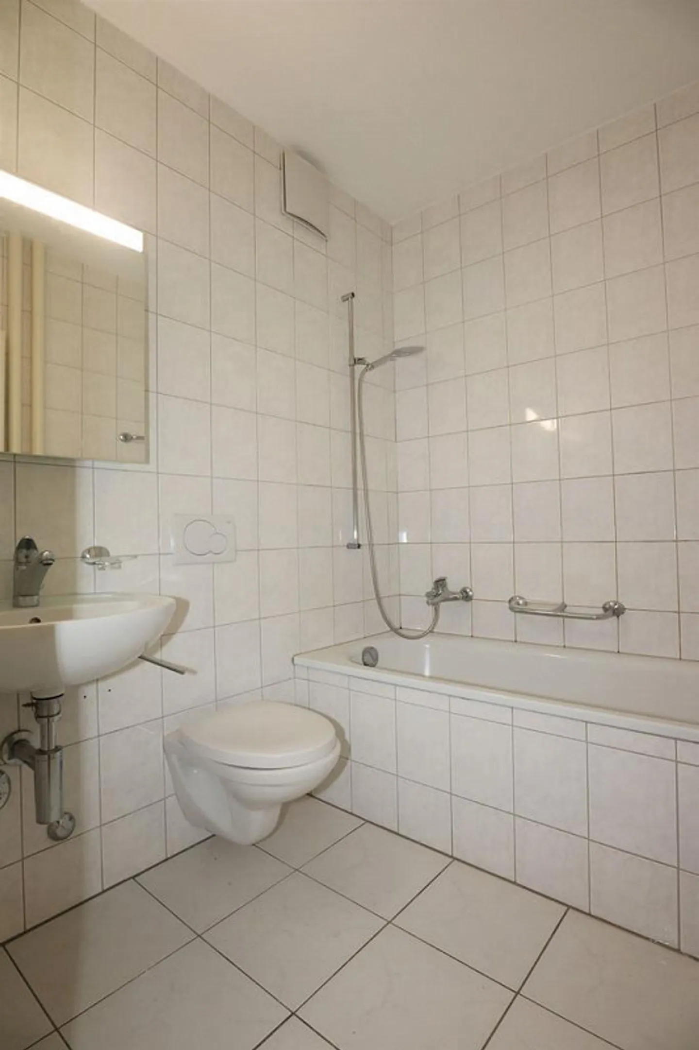 Ampio appartamento di 2,5 stanze per single e coppie - Foto 9 di 10