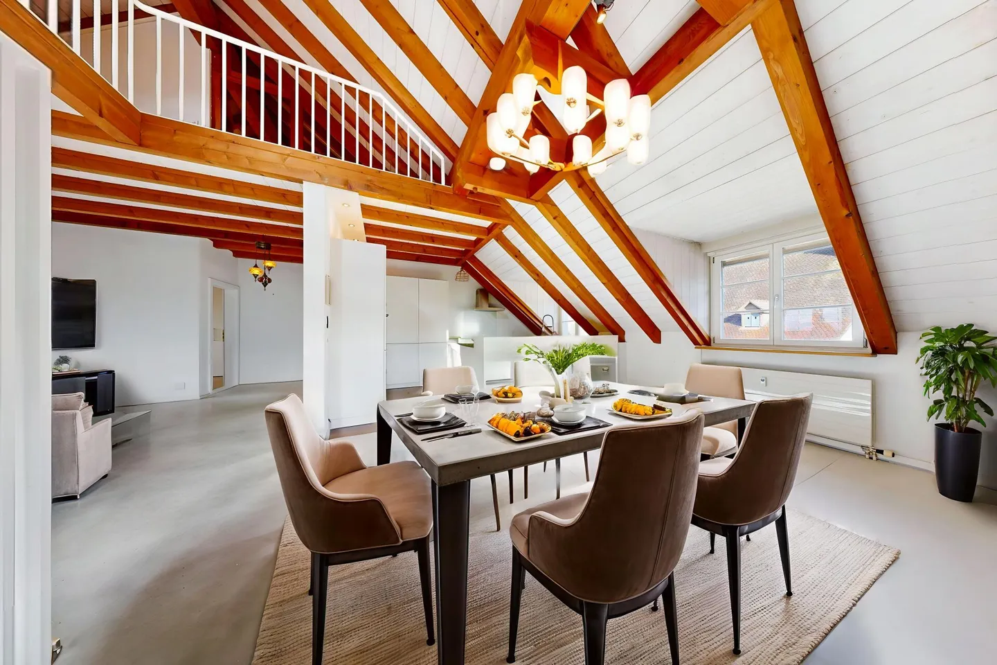 Appartement en duplex moderne de 4,5 pièces avec jardin - Photo 2 sur 15