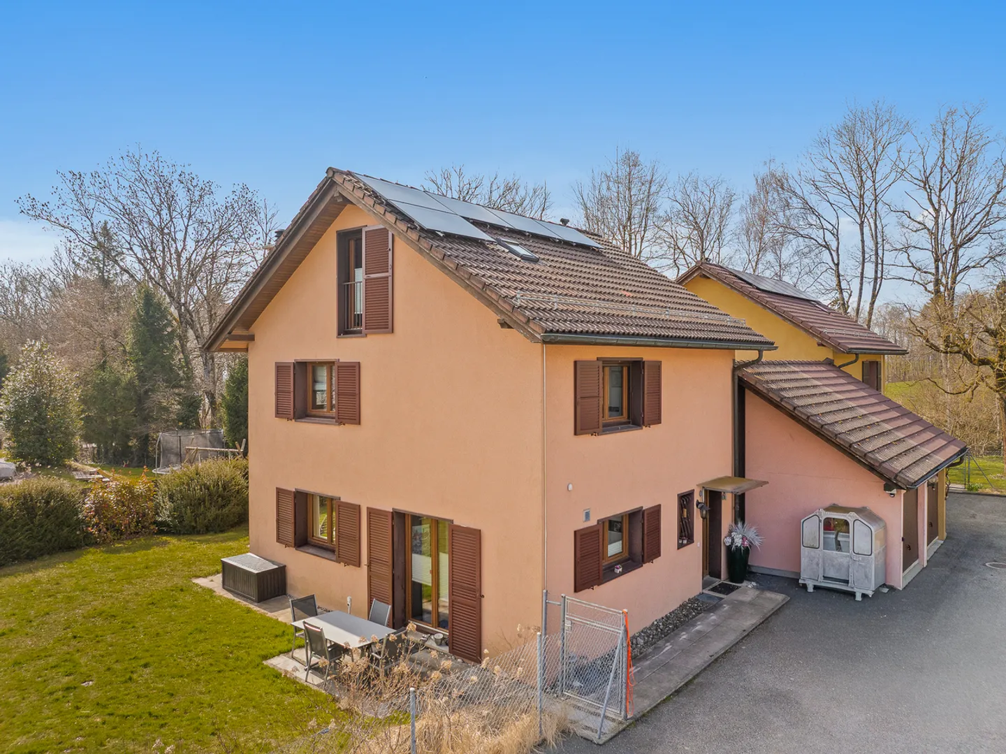 Elegant townhouse with garage in a quiet environment - Photo 1 of 13