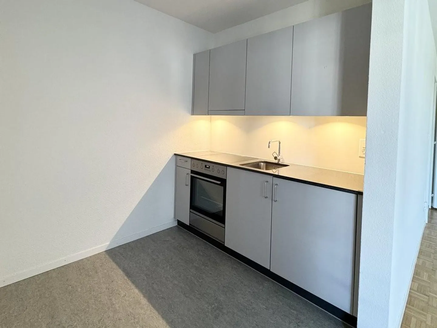 Modernes Studio mit sonnigem Balkon - Foto 2 von 6