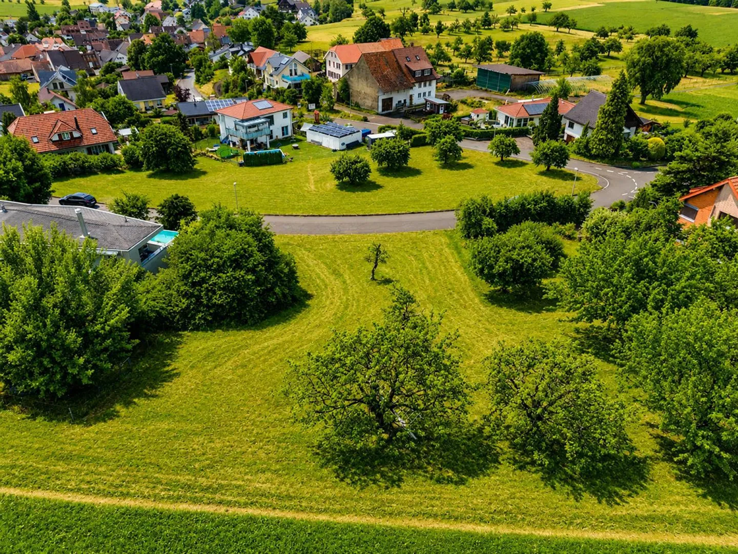 Terrain de construction spacieux avec vue imprenable - Photo 2 sur 4