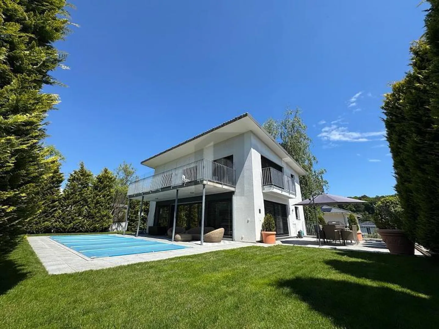 MODERN, GROSSZÜGIG MIT POOL - Foto 1 von 6