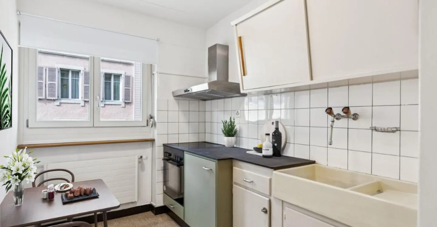 Ampio appartamento di 4 stanze con grande balcone - Foto 3 di 5