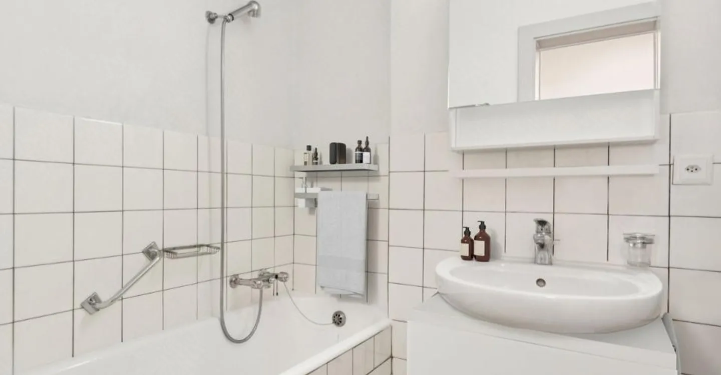Ampio appartamento di 4 stanze con grande balcone - Foto 4 di 5