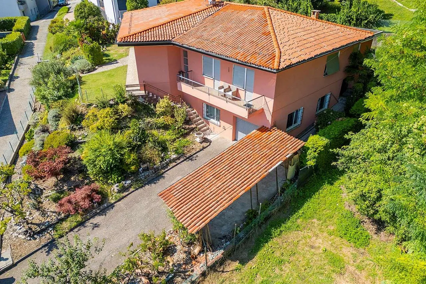 VILLA  CON GRANDE POTENZIALE DA RINNOVARE - Foto 2 di 12