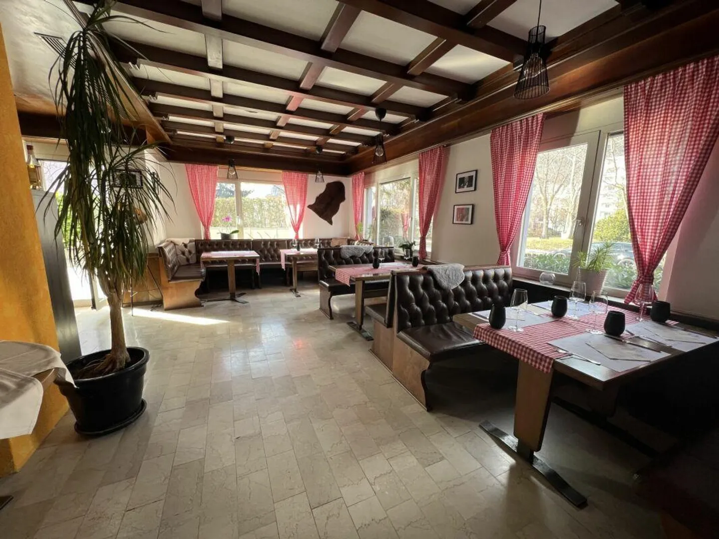 Ristorante di quartiere con potenziale per uso residenziale - incl. spazio di stoccaggio... - Foto 2 di 7