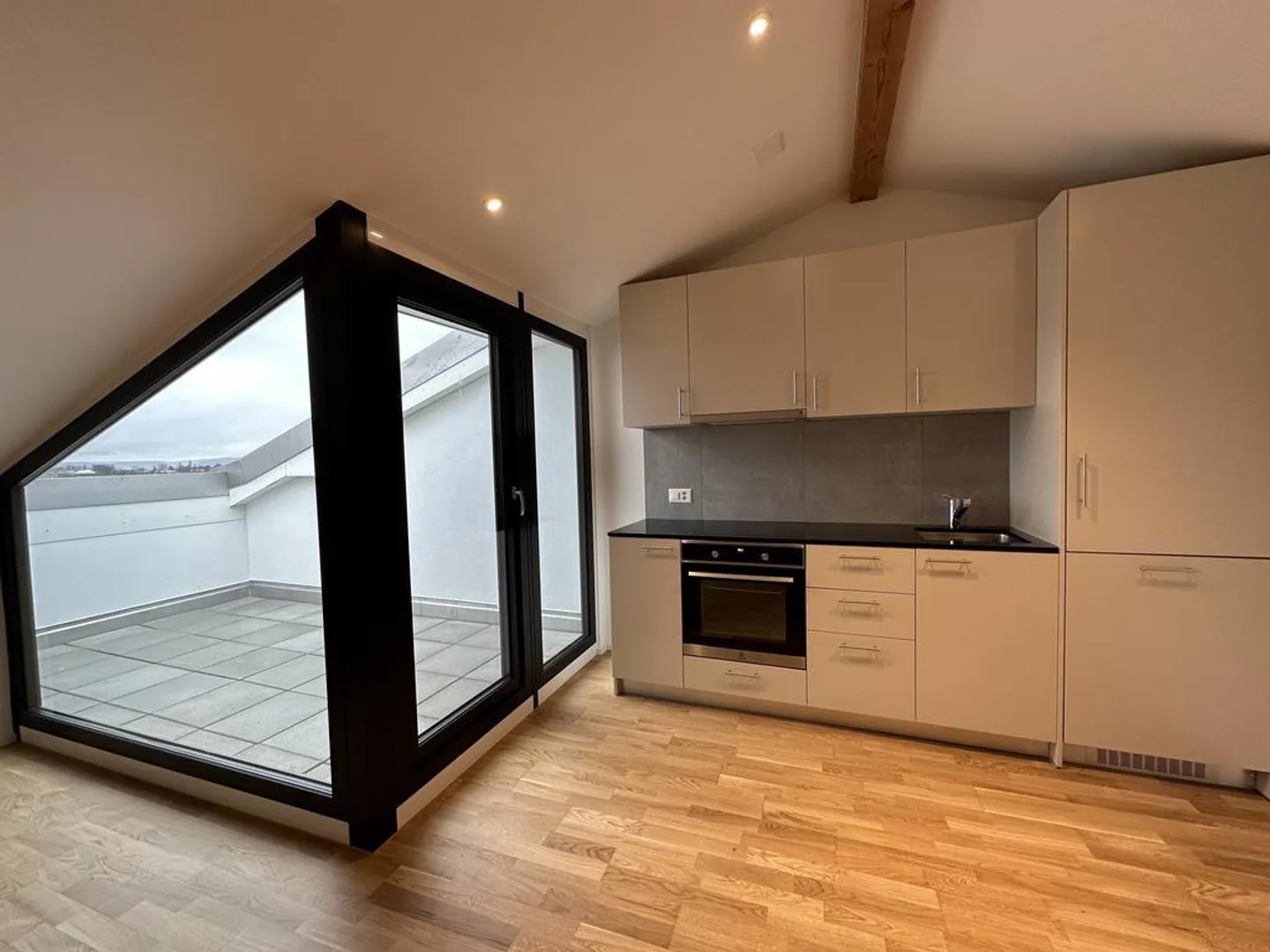 Appartement en attique moderne de 2,5 pièces au 3ème étage avec balcon - Photo 2 sur 6