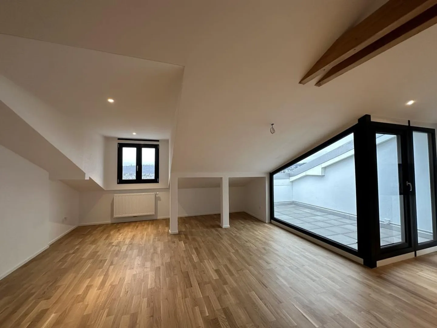 Appartement en attique moderne de 2,5 pièces au 3ème étage avec balcon - Photo 3 sur 6