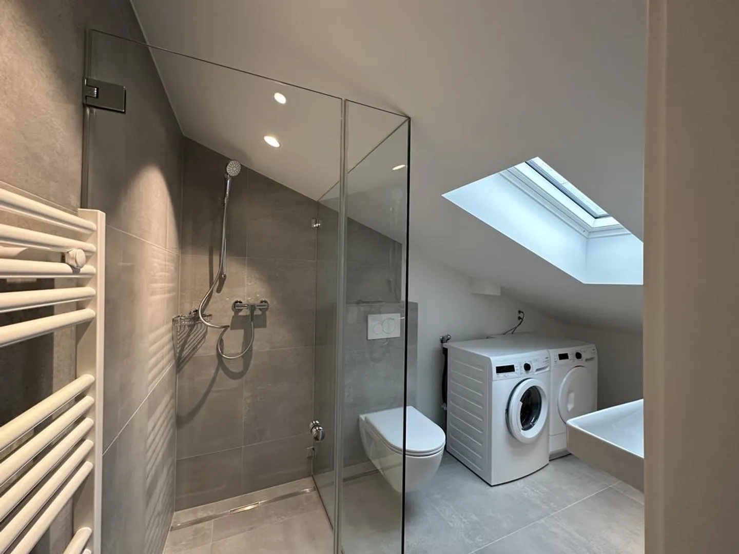 Appartement en attique moderne de 2,5 pièces au 3ème étage avec balcon - Photo 4 sur 6