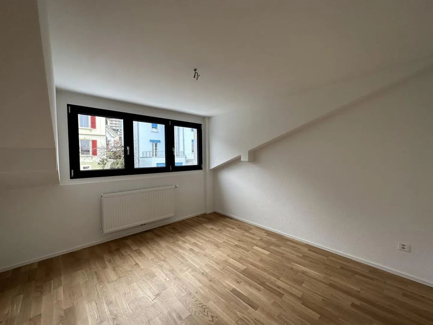 Appartement en attique moderne de 2,5 pièces au 3ème étage avec balcon - Photo 5 sur 6