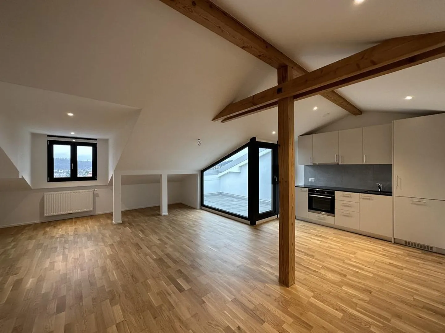 Appartement en attique moderne de 2,5 pièces au 3ème étage avec balcon - Photo 1 sur 6