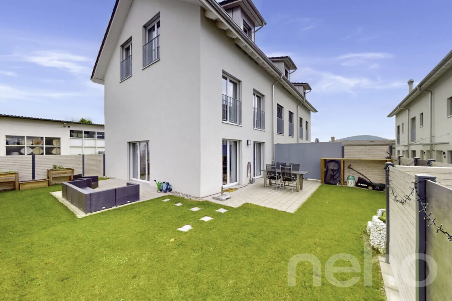 Modern 5.5-room corner townhouse with three parking spaces - Photo 3 of 12