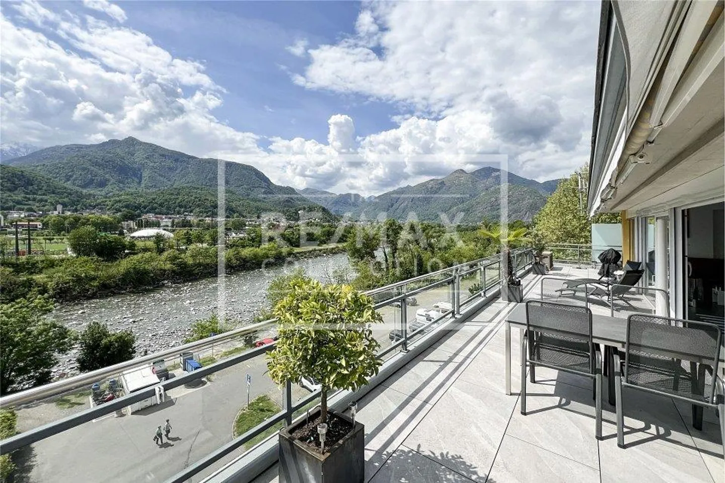 Stylish 4.5-room maisonette on the top floor - Photo 4 of 13