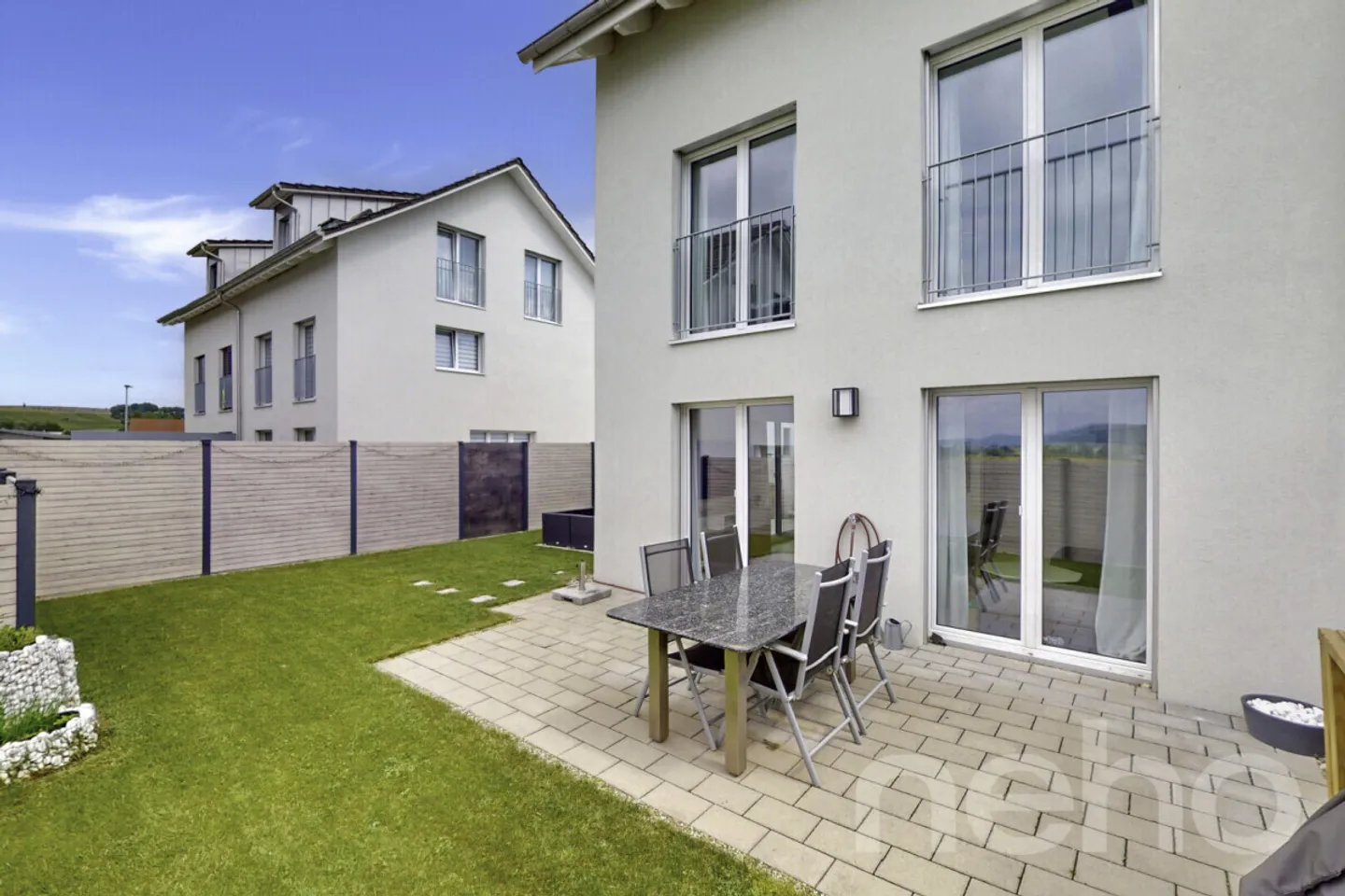 Modern 5.5-room corner townhouse with three parking spaces - Photo 1 of 12