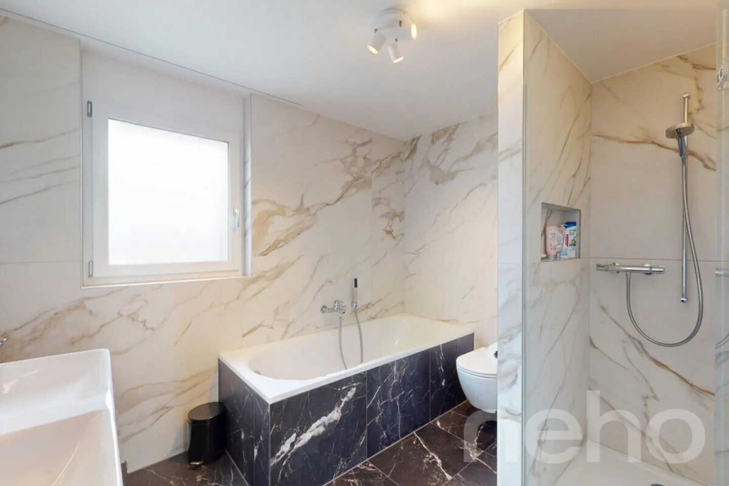 Modern 5.5-room corner townhouse with three parking spaces - Photo 9 of 12