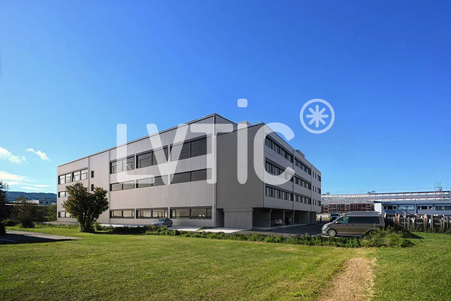 Capannone industriale, uffici di 7600 m2 divisibili in affitto a Domdidier - Foto 2 di 6