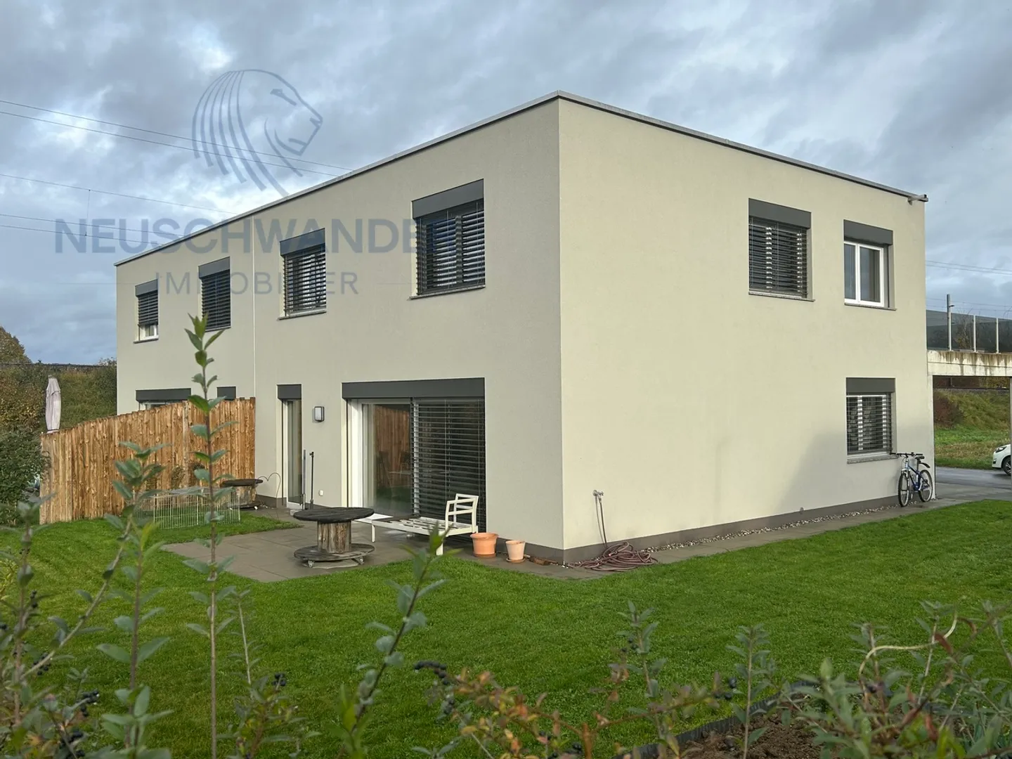 «A louer maison jumelée de 5.5 pièces, moderne et spacieuse avec jardin» - Photo 1 sur 11