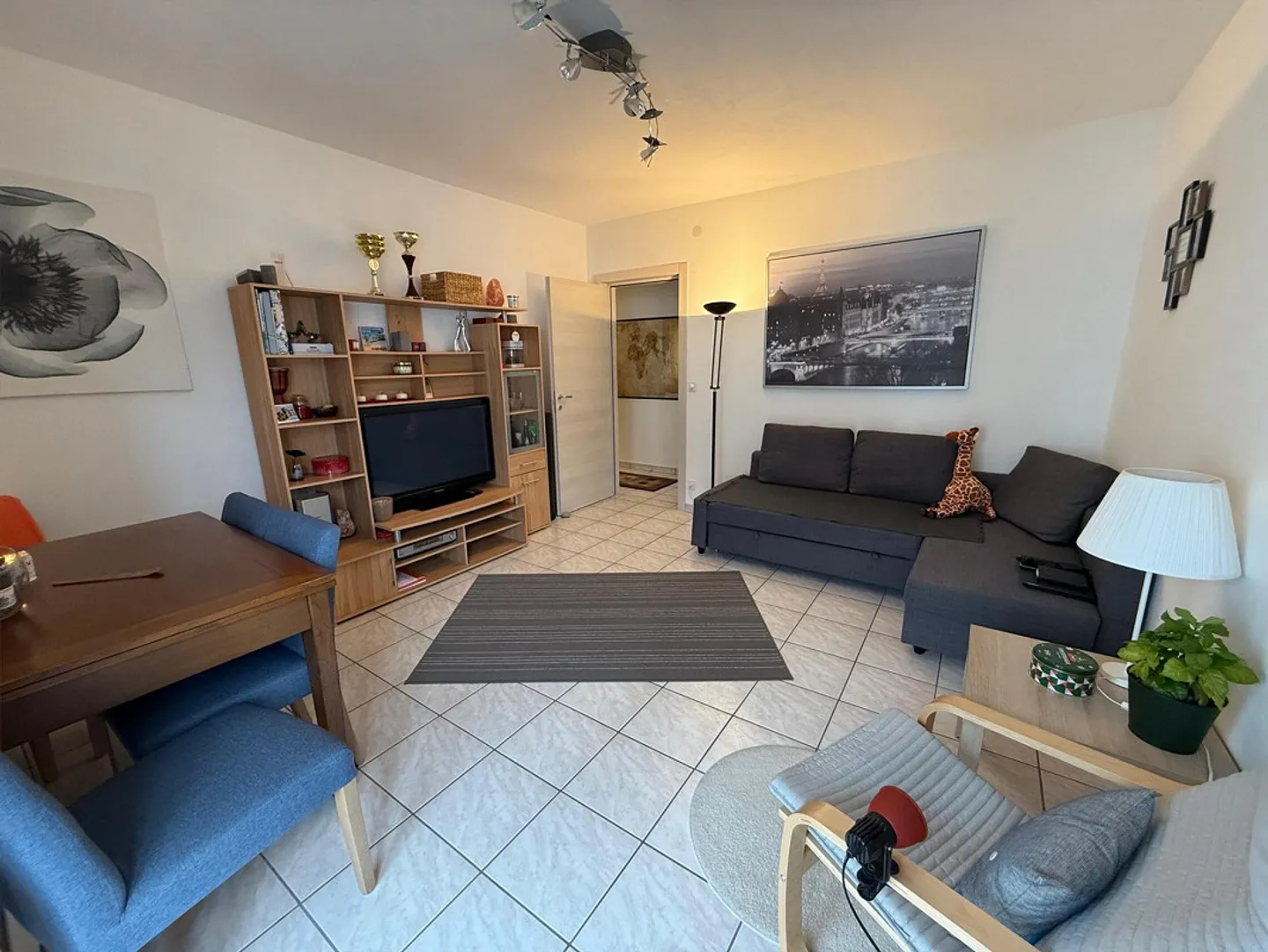 GERÄUMIGE 2.5-ZIMMER-WOHNUNG IN ZENTRALER LAGE IN LUGANO - Foto 2 von 7