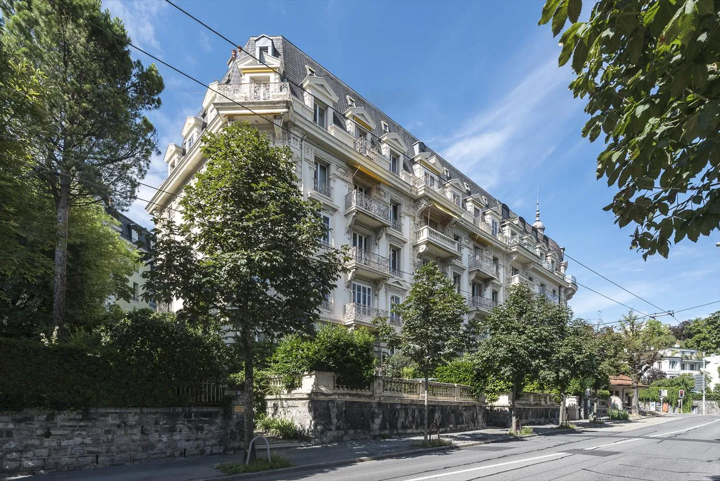 A unique frame - Photo 2 of 12