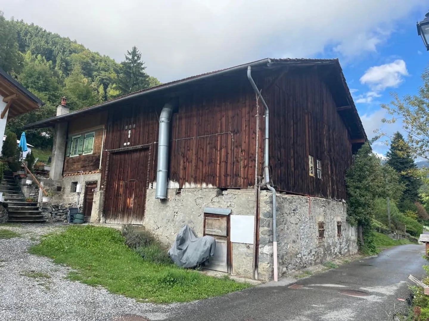 Grange à rénover ou à transformer en habitation - Photo 2 sur 4