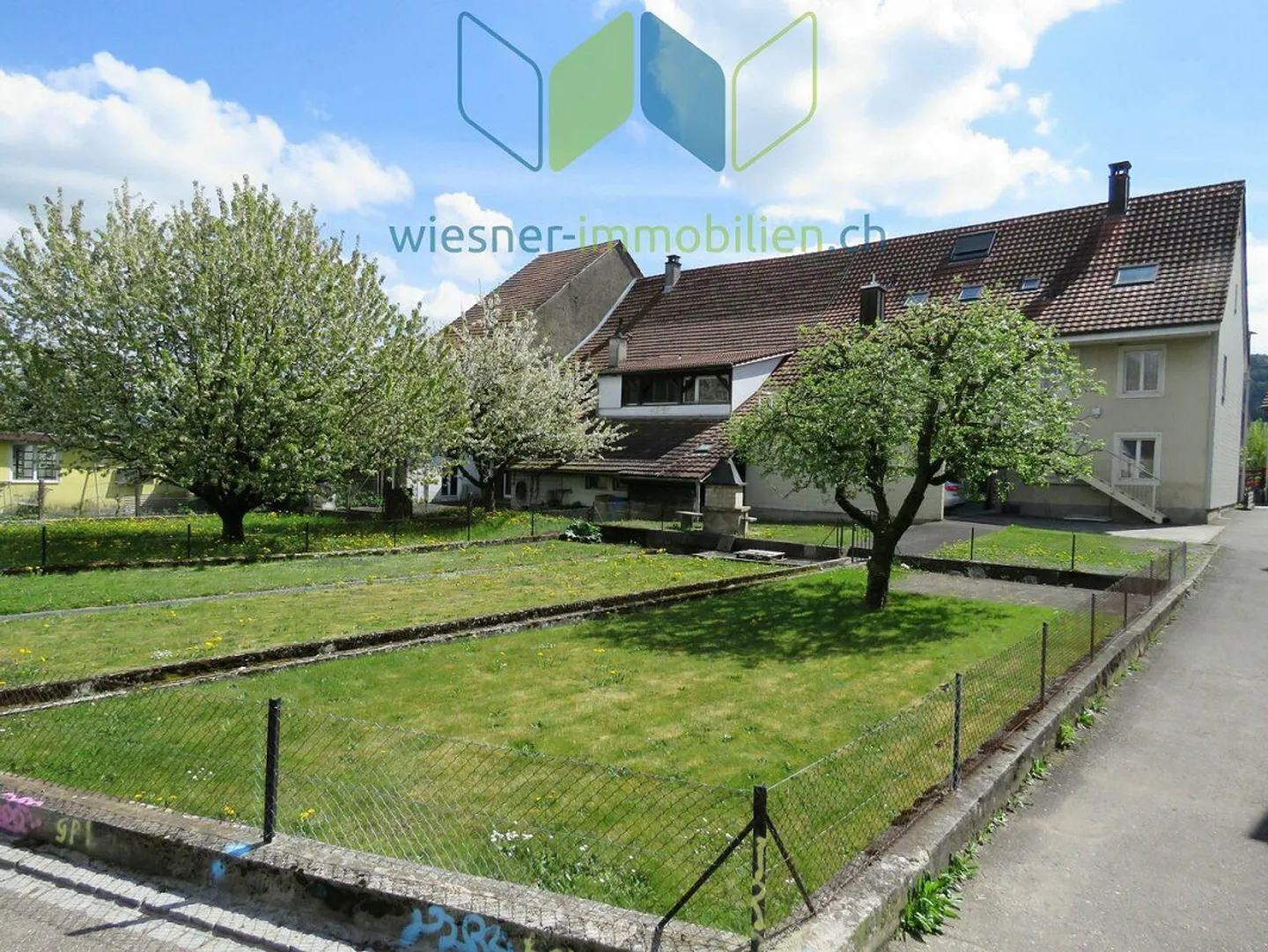 Geräumiges Mehrfamilienhaus - Foto 1 von 8