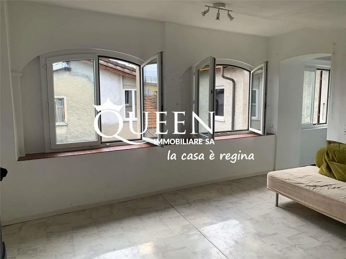 Novaggio: casa 8 locali, 308 mq., nel nucleo con terreno annesso 195 m - Foto 1 di 12