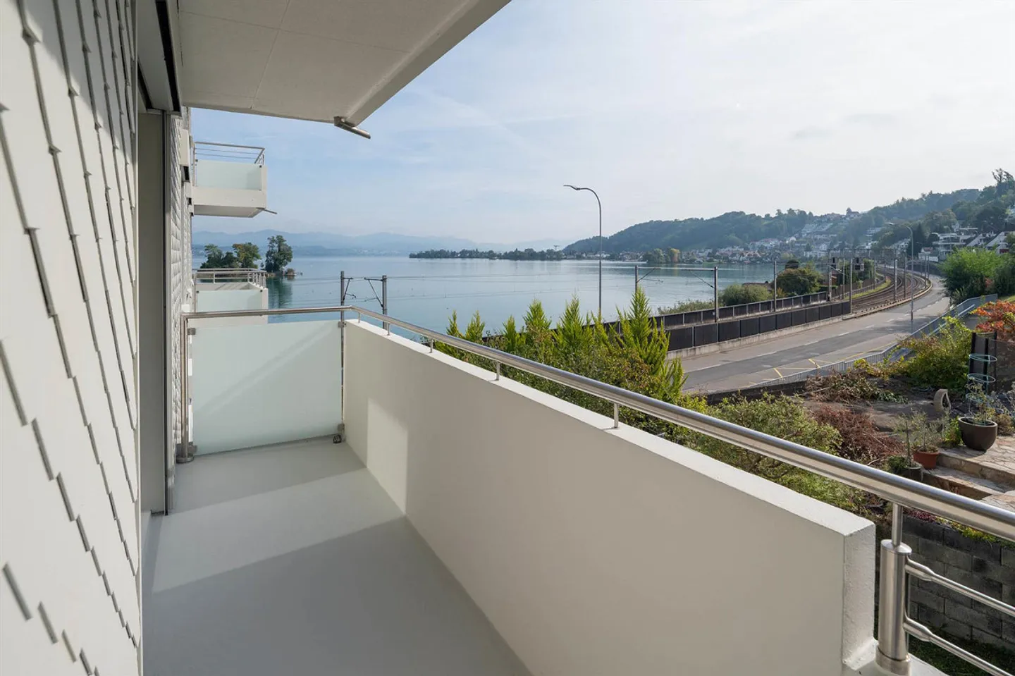 Modern Apartment with Lake View - Photo 5 of 7