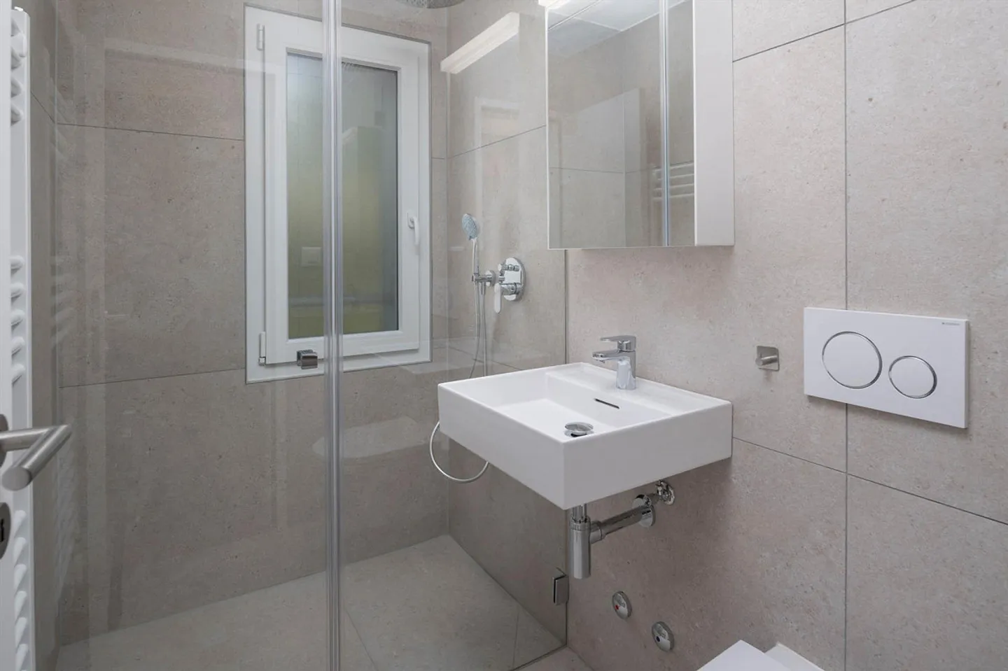 Modern Apartment with Lake View - Photo 4 of 7