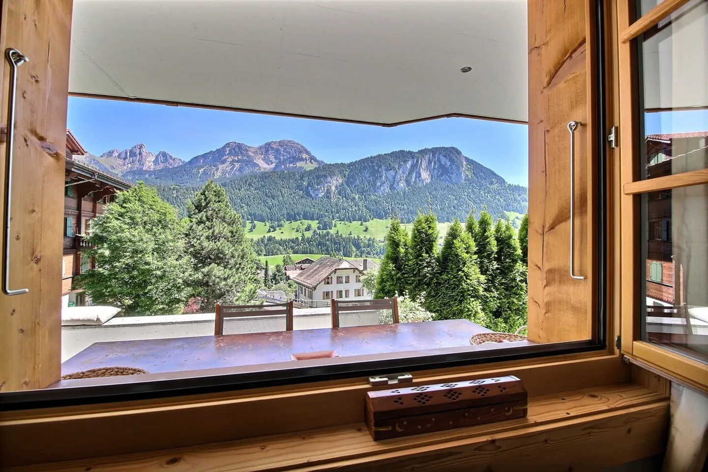 Château-d'Oex - Appartement d'exception avec vaste jardin privatif - Photo 5 sur 12