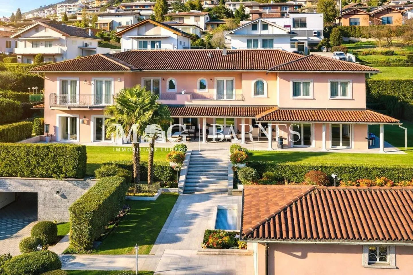 Villa élégante avec piscine et dépendance - Photo 1 sur 30