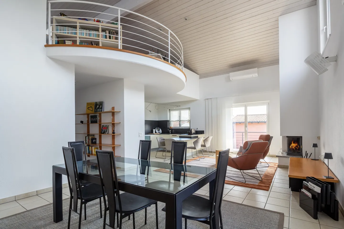 Élégante maison jumelée avec jardin et grandes pièces - Photo 4 sur 13