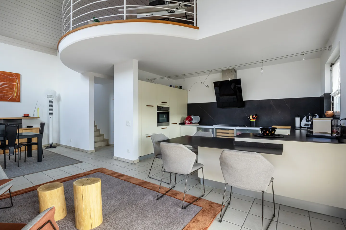 Élégante maison jumelée avec jardin et grandes pièces - Photo 2 sur 13