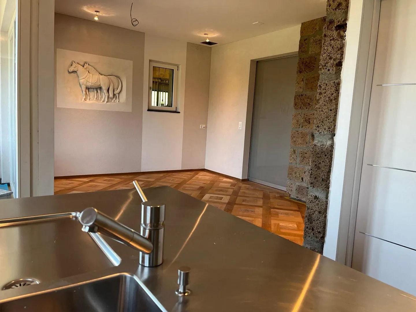 Appartement 2 1/2 pièces avec charme équestre - Photo 2 sur 10