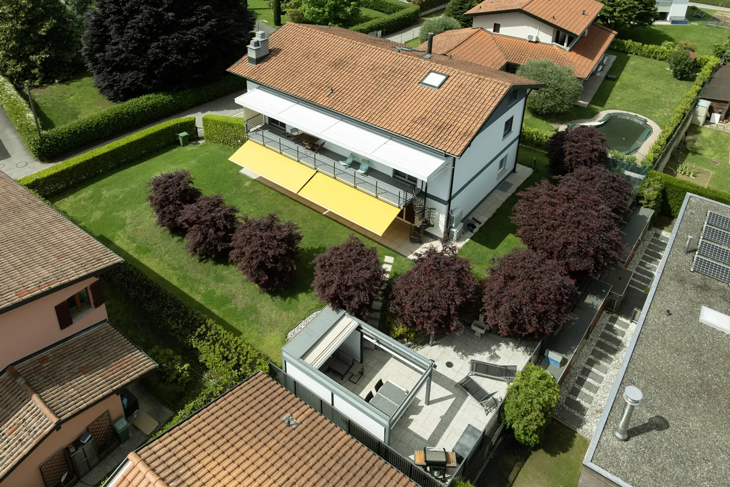 Élégante maison jumelée avec jardin et grandes pièces - Photo 1 sur 13