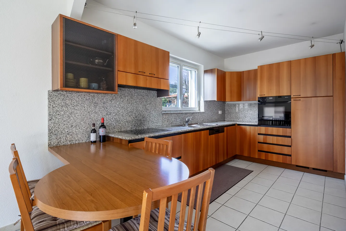 Élégante maison jumelée avec jardin et grandes pièces - Photo 9 sur 13