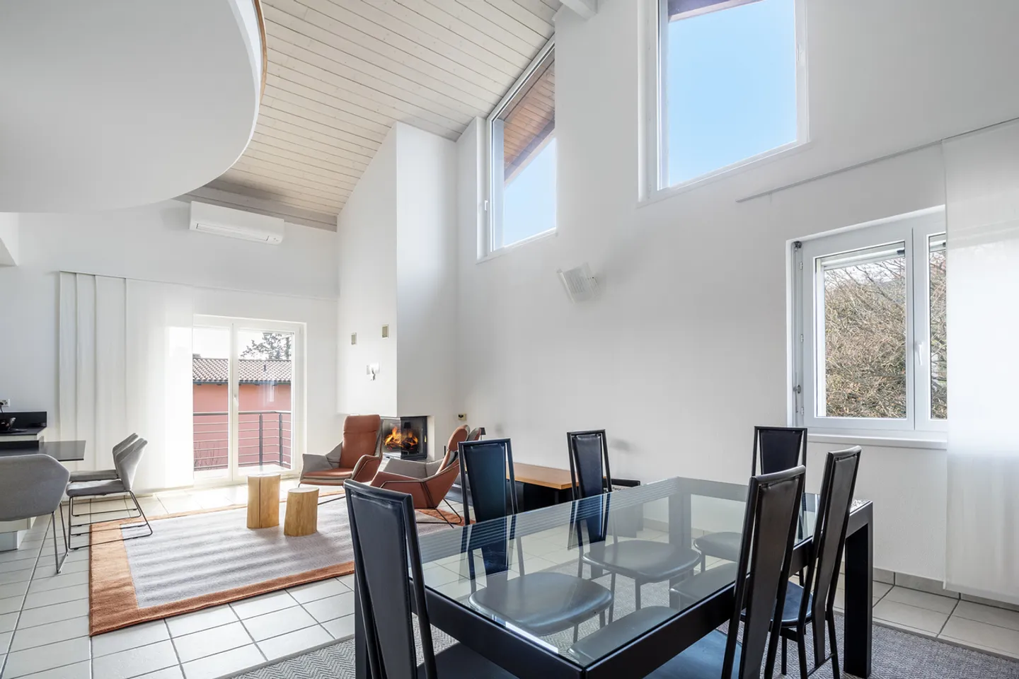 Élégante maison jumelée avec jardin et grandes pièces - Photo 3 sur 13