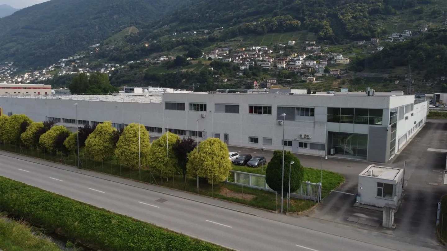 Affittasi Uffici e Depositi a Riazzino - Foto 1 di 8