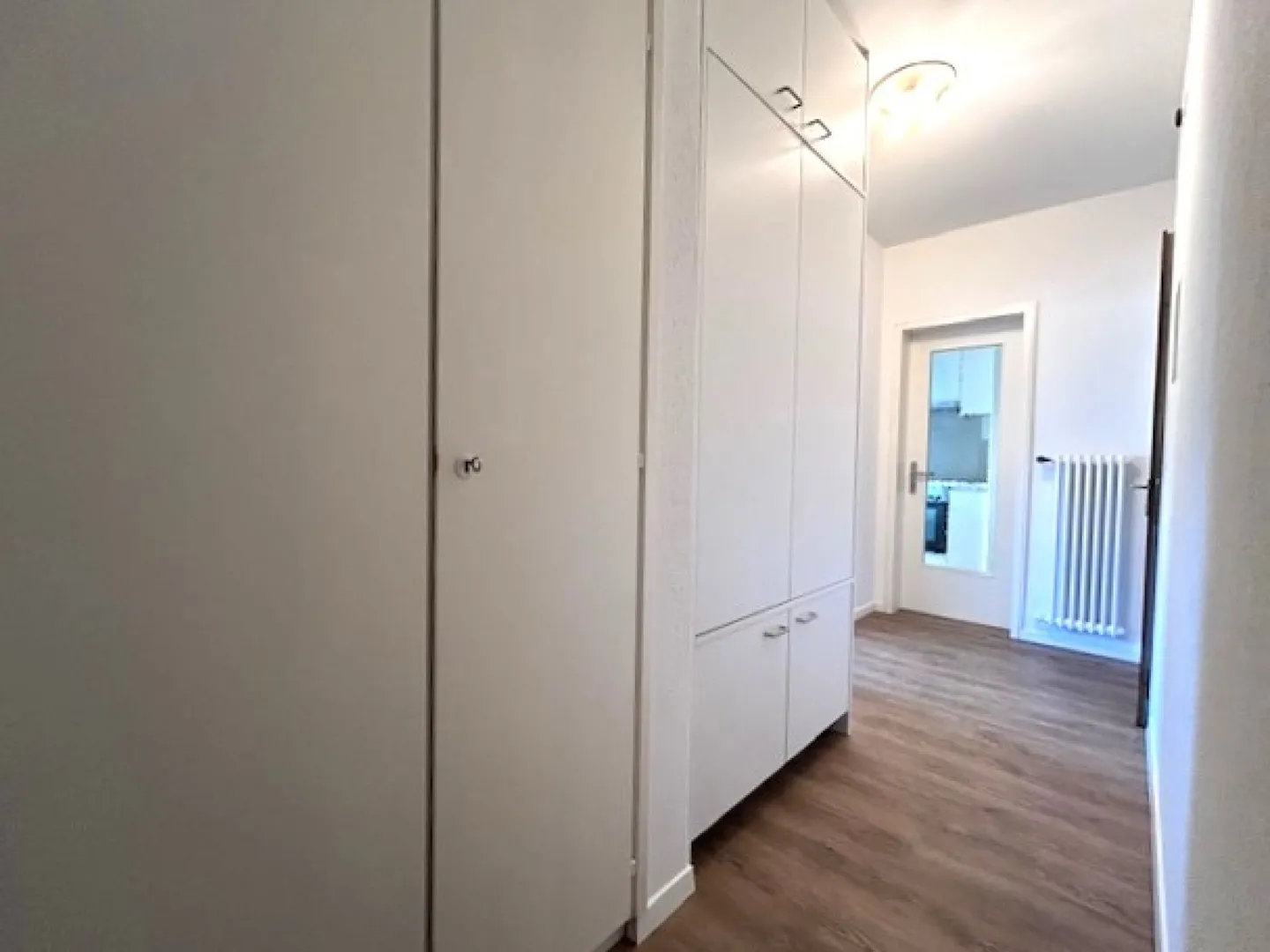 KOMFORTABLE UND HELL 3.5-ZIMMER-WOHNUNG - RENOVIERT - Foto 4 von 11