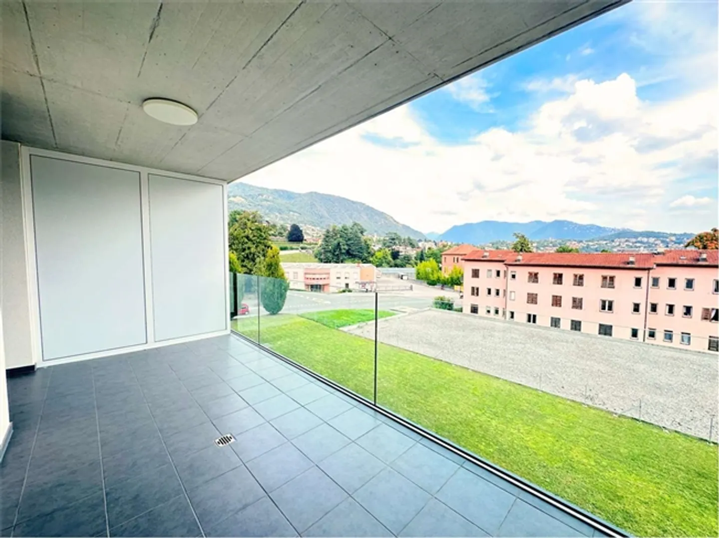 «Helle, komplett eingerichtete 2,5-Zimmer-Wohnung mit großer Terrasse» - Foto 1 von 13