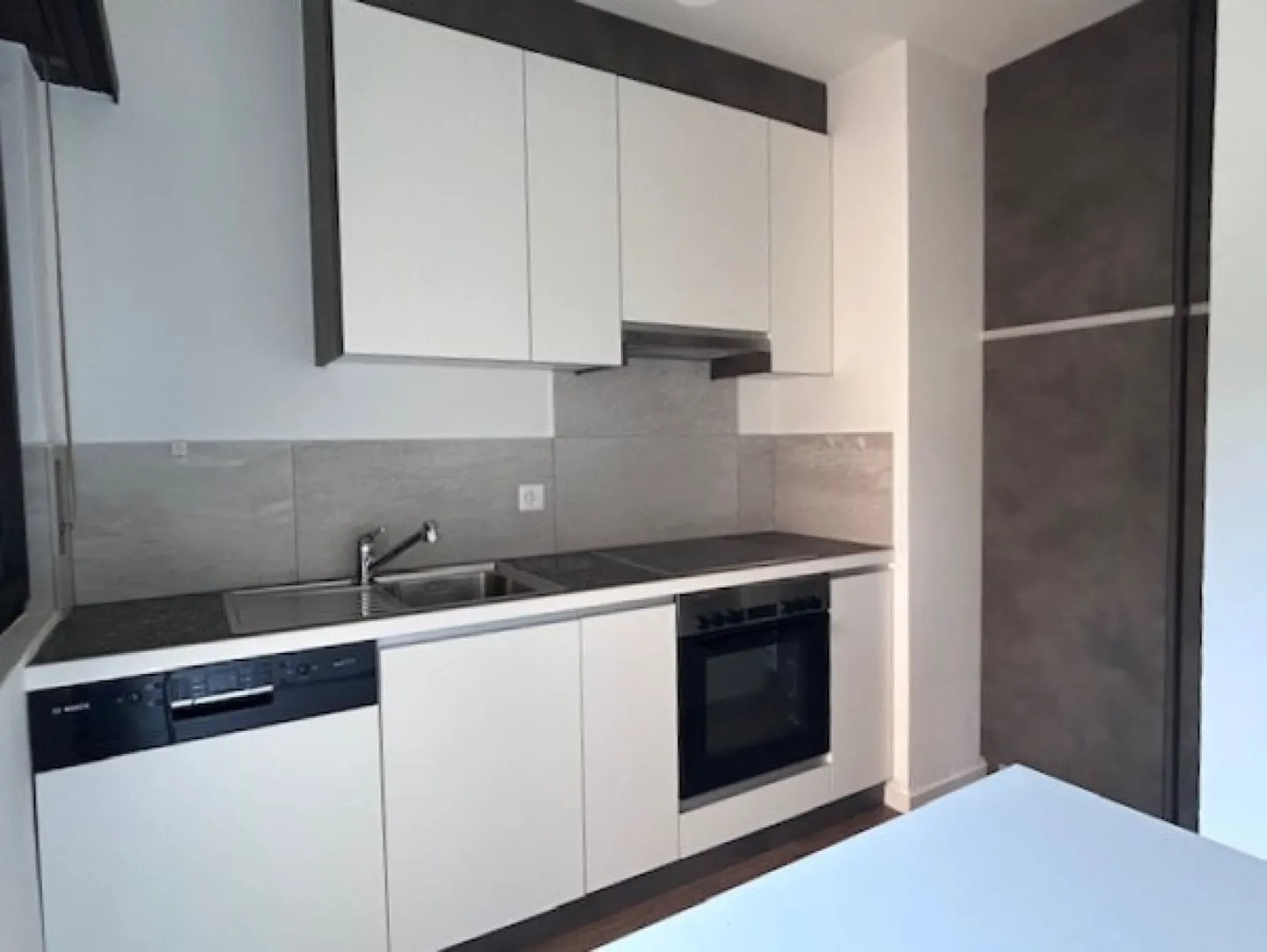 KOMFORTABLE UND HELL 3.5-ZIMMER-WOHNUNG - RENOVIERT - Foto 2 von 11