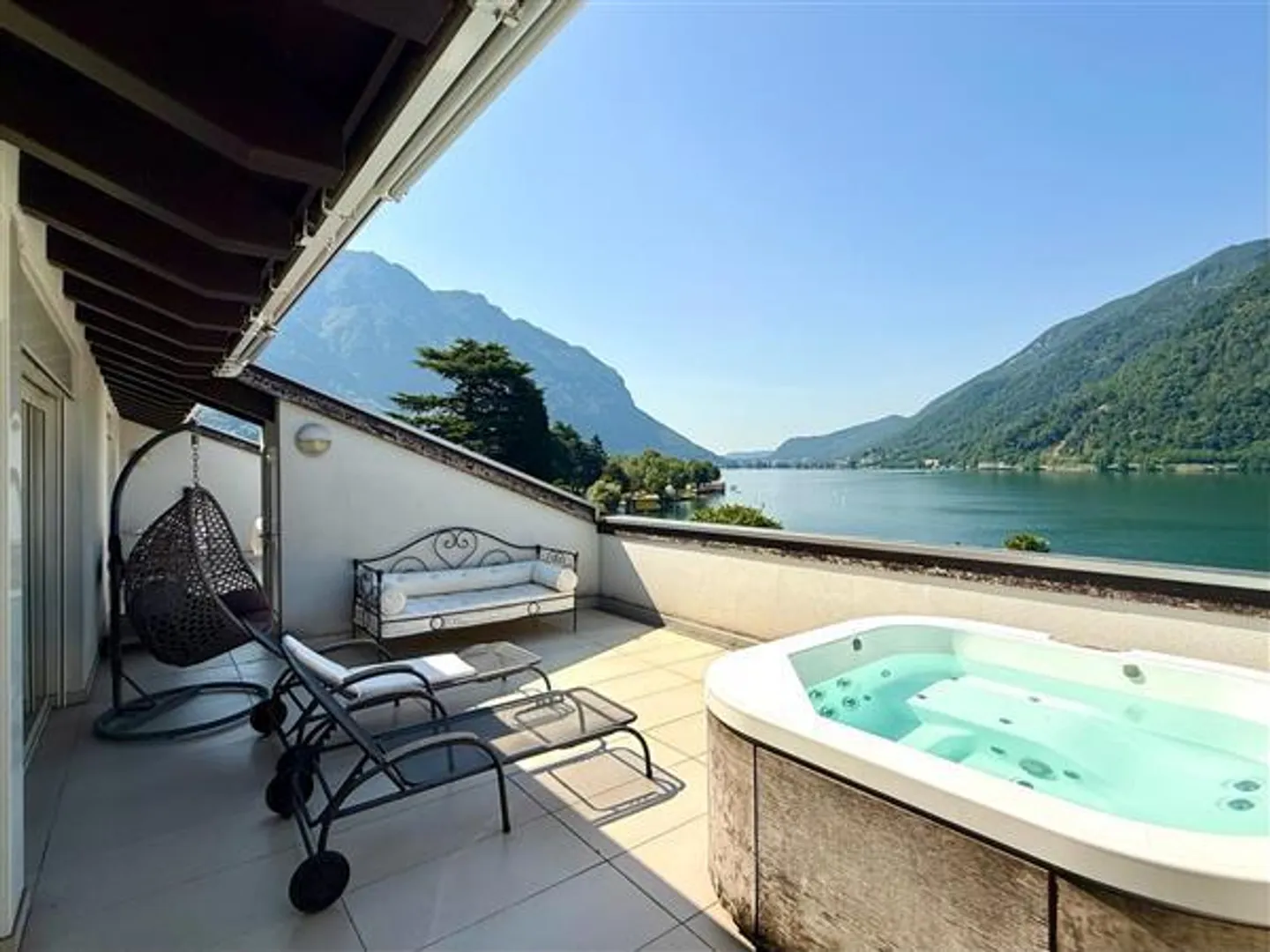 Penthouse di Lusso con Vista Lago - Foto 1 di 13