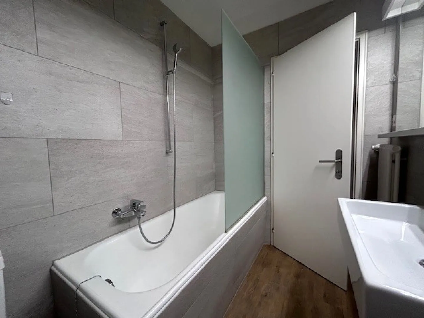 KOMFORTABLE UND HELL 3.5-ZIMMER-WOHNUNG - RENOVIERT - Foto 9 von 11