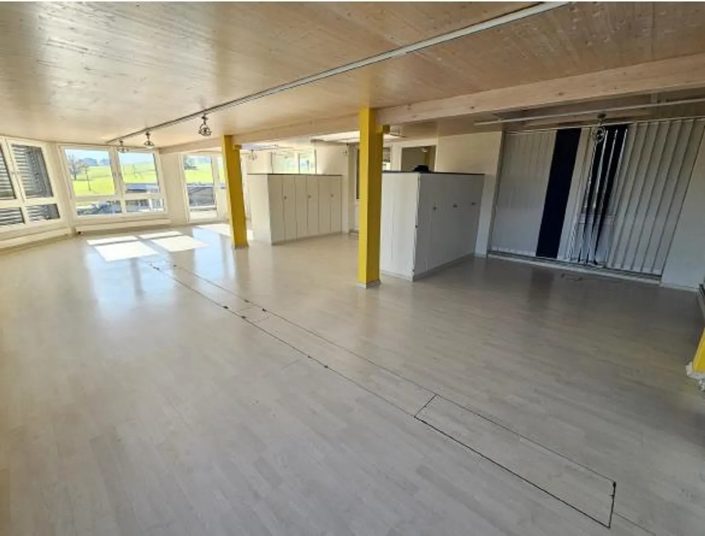 Grand espace de bureau et commercial avec terrasse et vue - Photo 2 sur 14