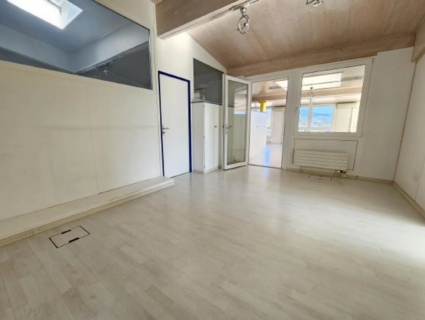 Grand espace de bureau et commercial avec terrasse et vue - Photo 8 sur 14