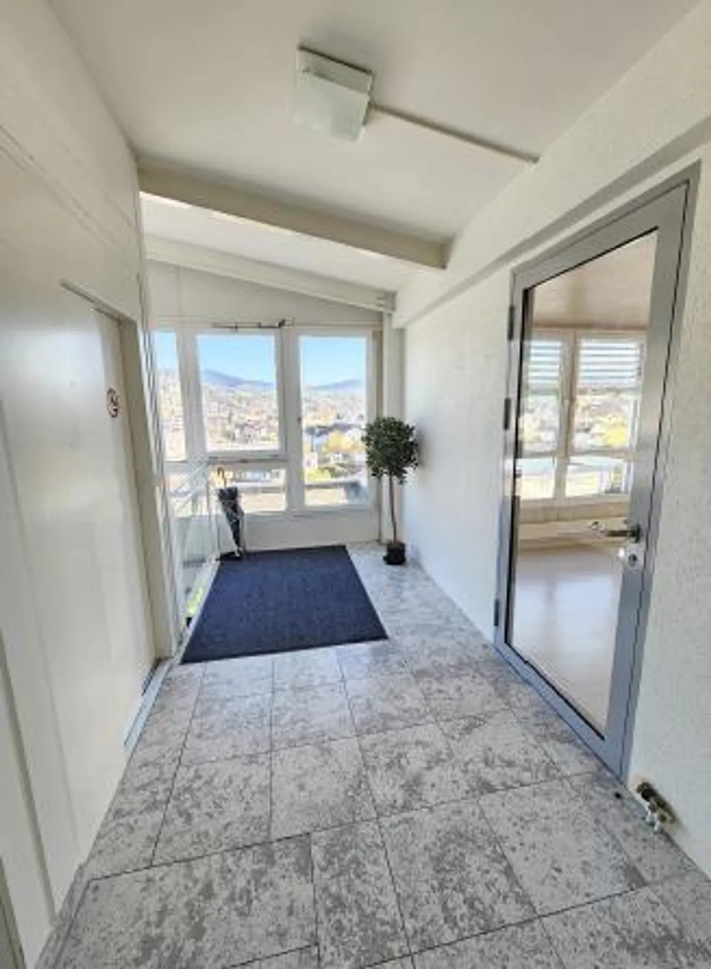 Grand espace de bureau et commercial avec terrasse et vue - Photo 11 sur 14